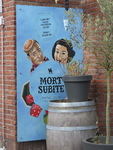 901613 Afbeelding van een buitenreclamebord van het Belgische biermerk Mort Subite, opgehangen bij het terras van ...